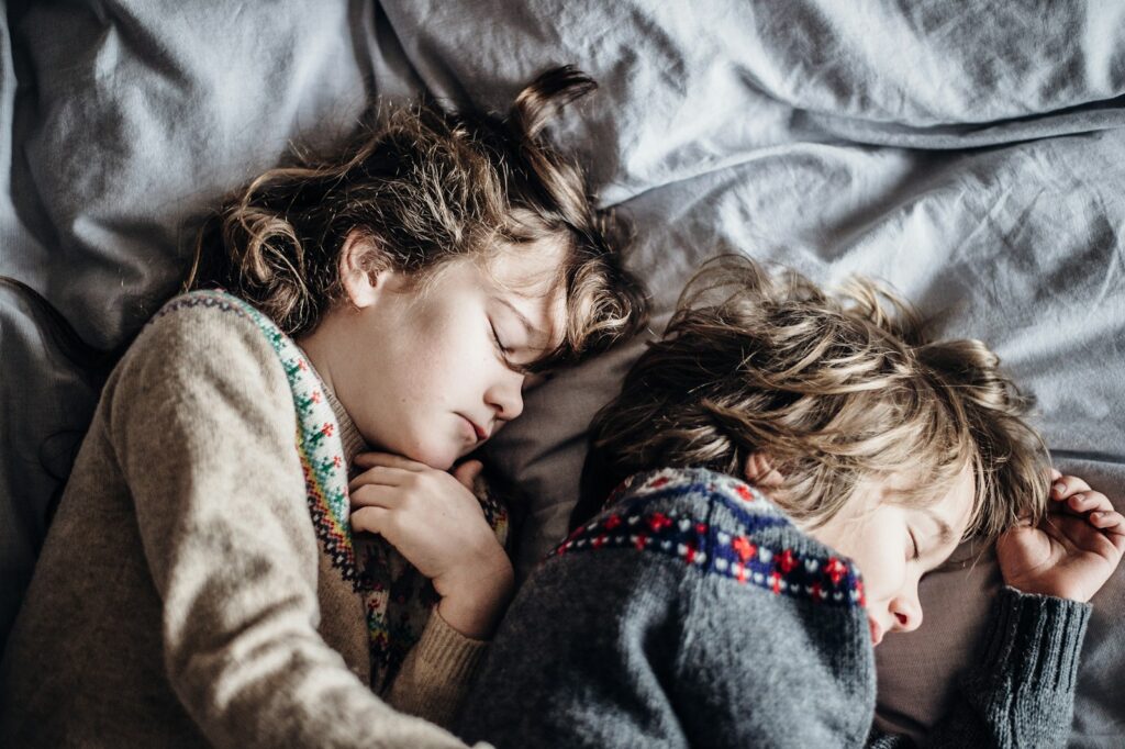 🧸 5 errores comunes que afectan el sueño de los niños (y cómo evitarlos en casa)